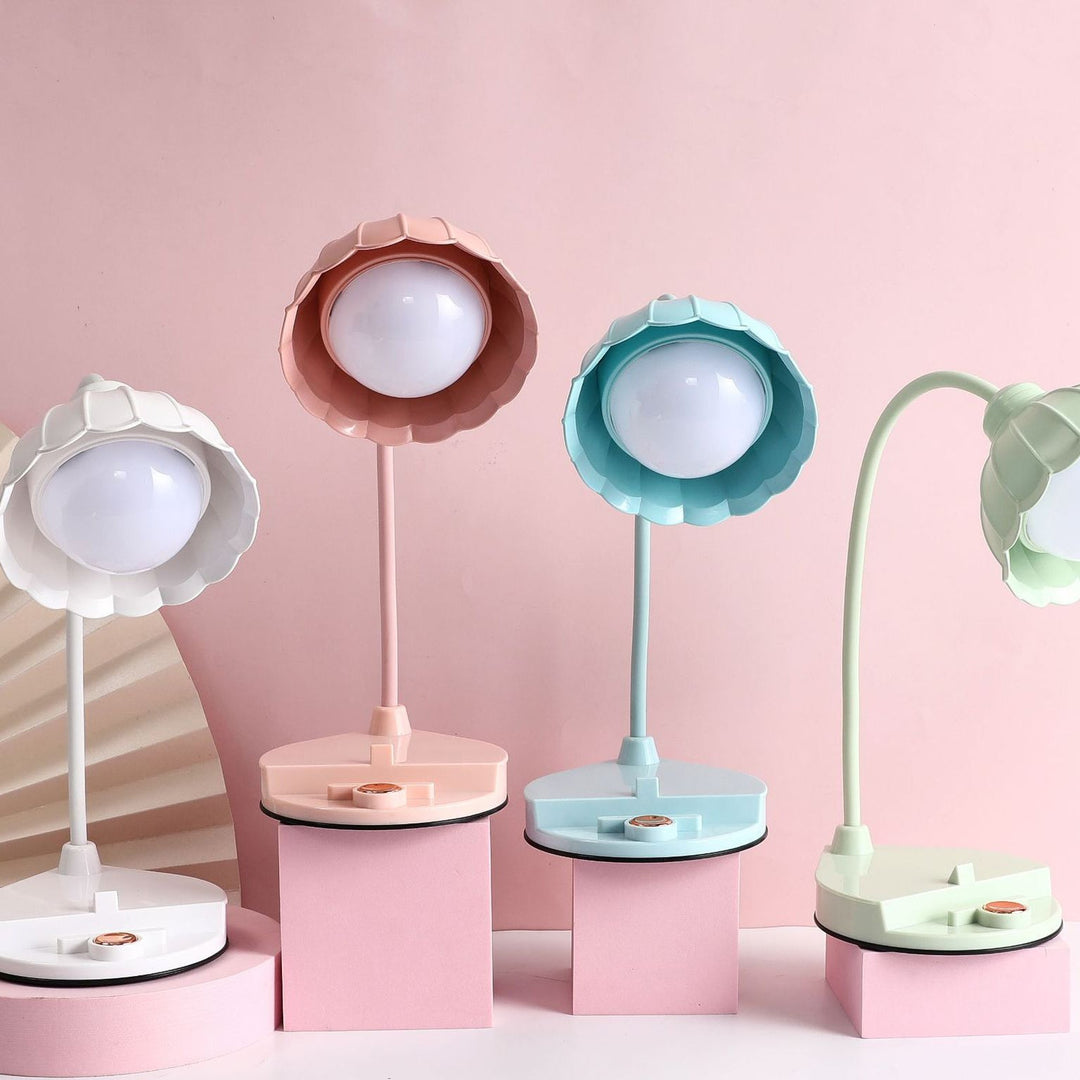 Detaljbild av lampans blommiga struktur och högkvalitativa yta i modern design
