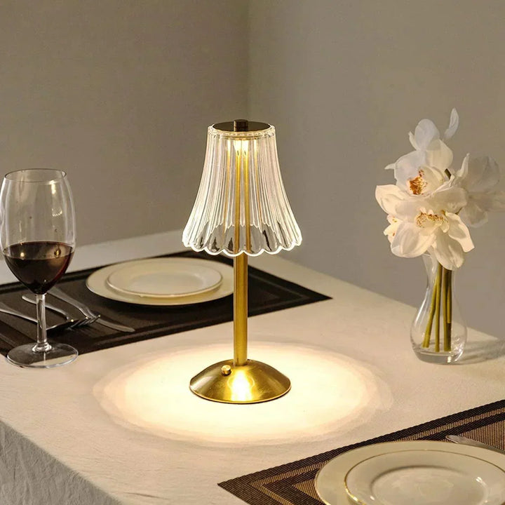Detaljbild på Glimmer trådlös LED-lampa som visar dimbar funktion och materialval