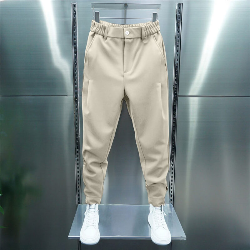 Närbild på beige moderna casual chinobyxor med fickdetaljer