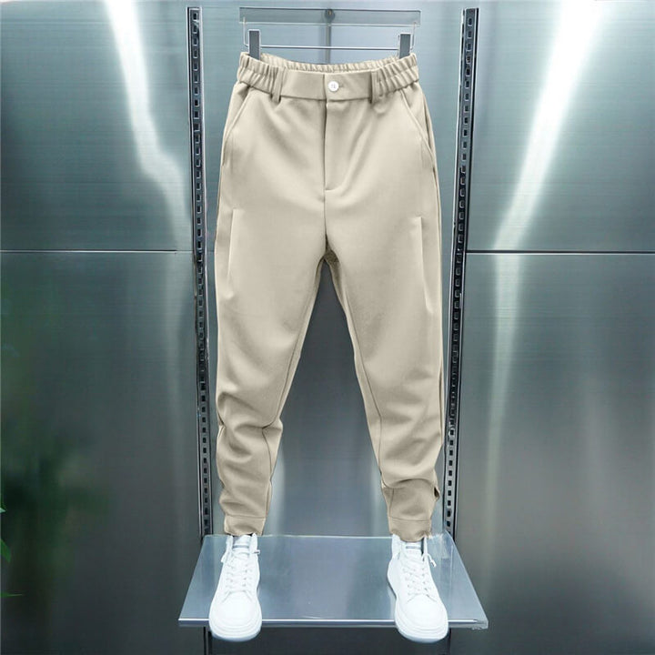 Närbild på beige moderna casual chinobyxor med fickdetaljer