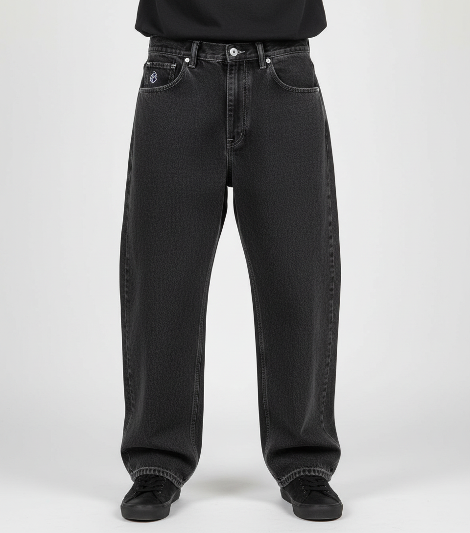 Framifrån av svarta Herr Jeans - David matchade med svarta sneakers