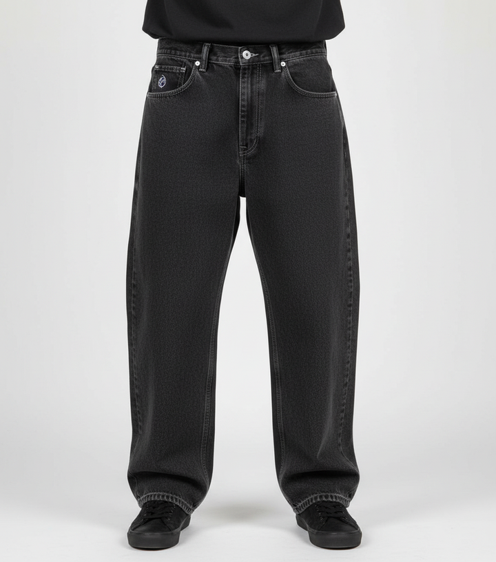 Framifrån av svarta Herr Jeans - David matchade med svarta sneakers