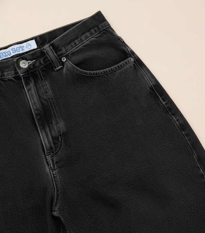 Närbild på midja och fickor på svarta Herr Jeans - David