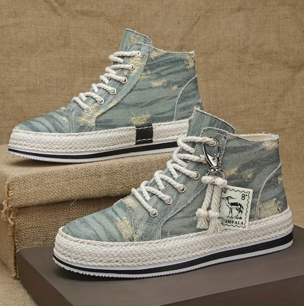 Ljusblå herr high-top sneakers uppställda på en rustik yta