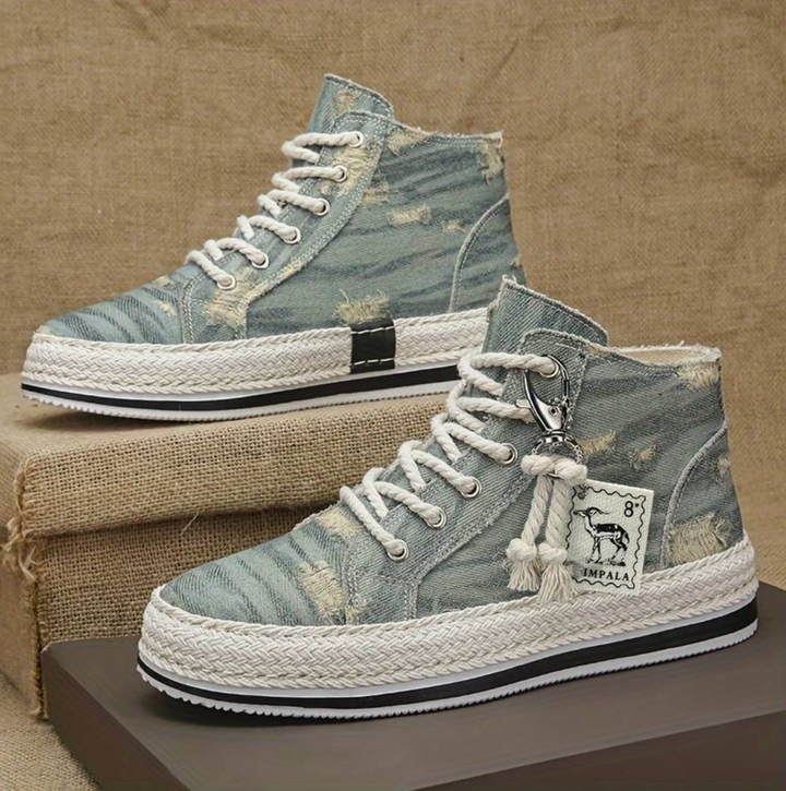 Ljusblå herr high-top sneakers uppställda på en rustik yta