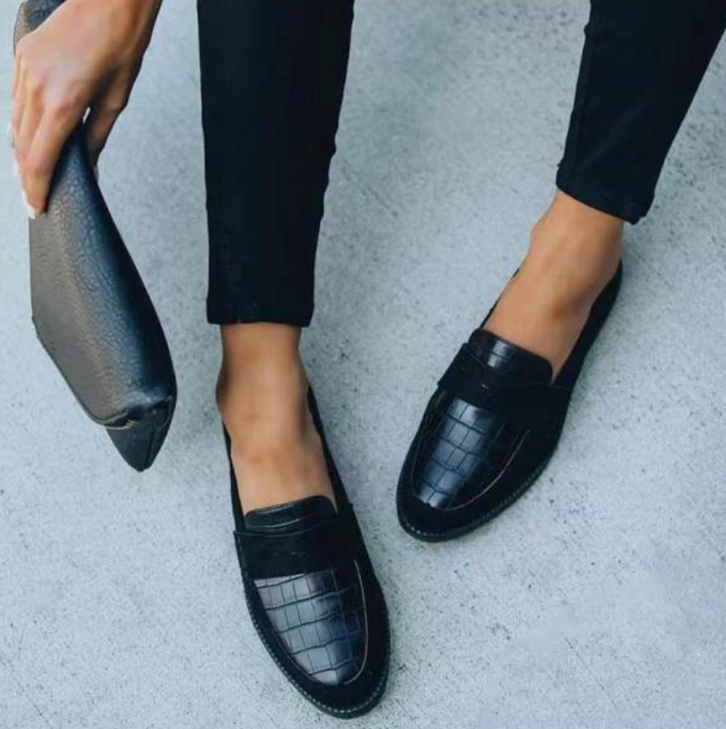 Svarta slip-on sommarskor för damer sedda uppifrån