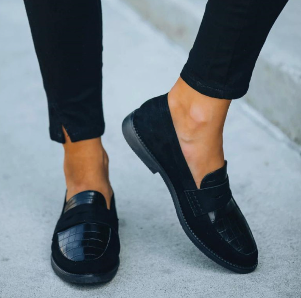 Svarta dam slip-on sommarskor sedda bakifrån för dam