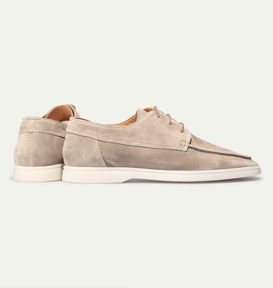 Detaljbild på marinblå herrmode loafers med bekväm och flexibel sula