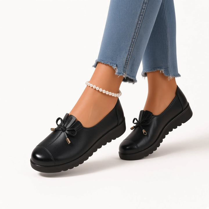 Sylvie dam loafers i svart framifrån på modell