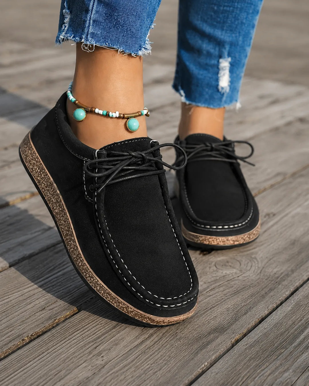 Snygga svarta loafers med kontrastsömmar buren med vacker fotlänk