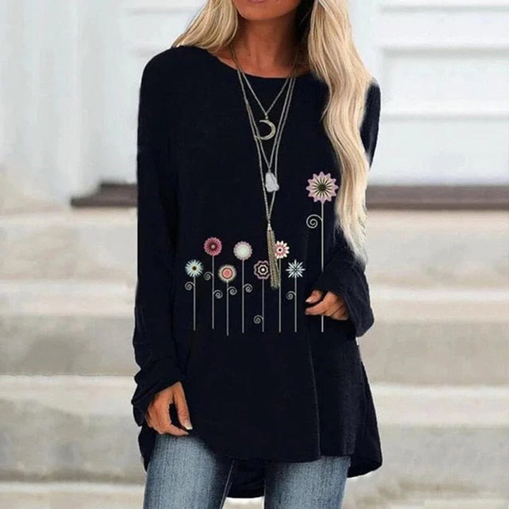 Kvinna i svart sweatshirt med blommönster