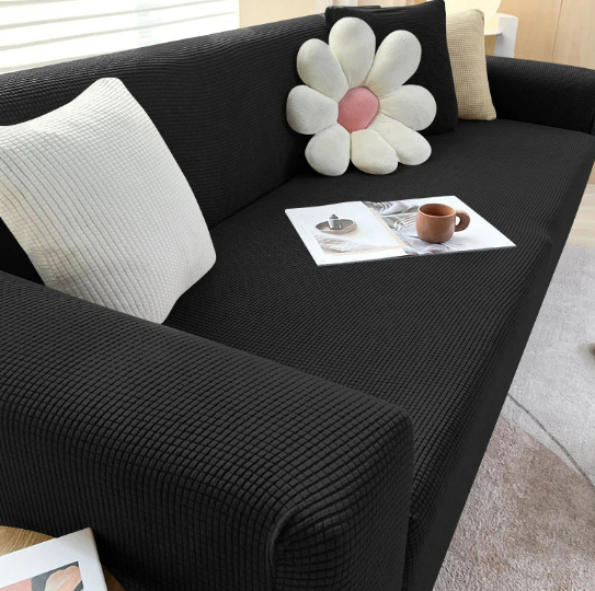 Halkfritt sofföverdrag i beige färg som visar passform och elegant design för vardagsrummet