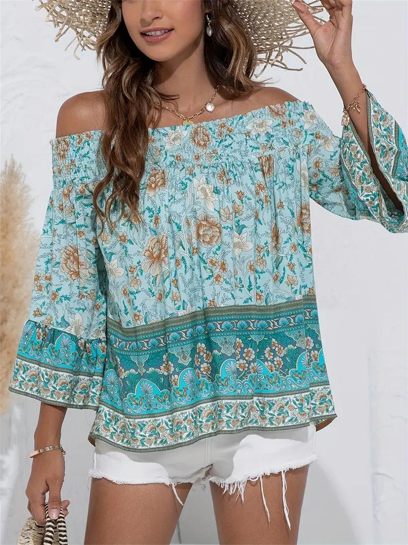 Helhetsbild på blommig dam blus i gul nyans med boho detaljer