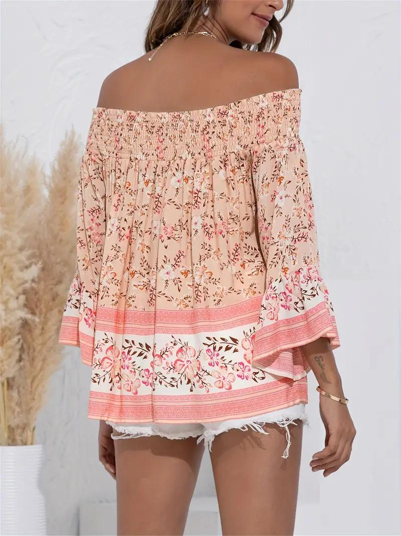 Närbild på blommig off shoulder krage på gul damblus