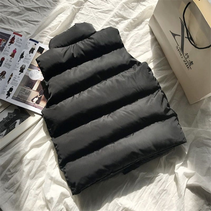 Vinterväst i dammodell med dragkedja och ärmlös design