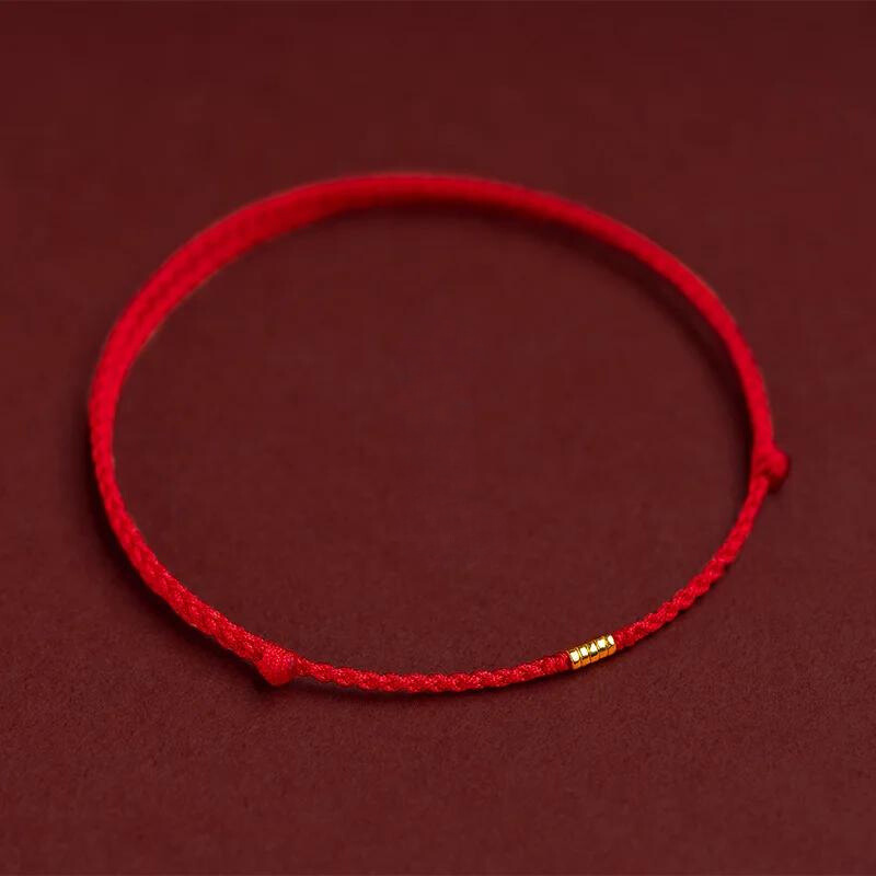 Rött kabbalah armband som presentstips för lycka och energi
