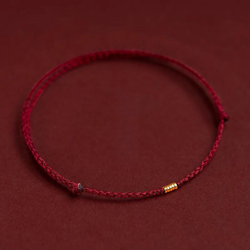 Modellbild som visar kabbalah armbandsmodellen på handleden