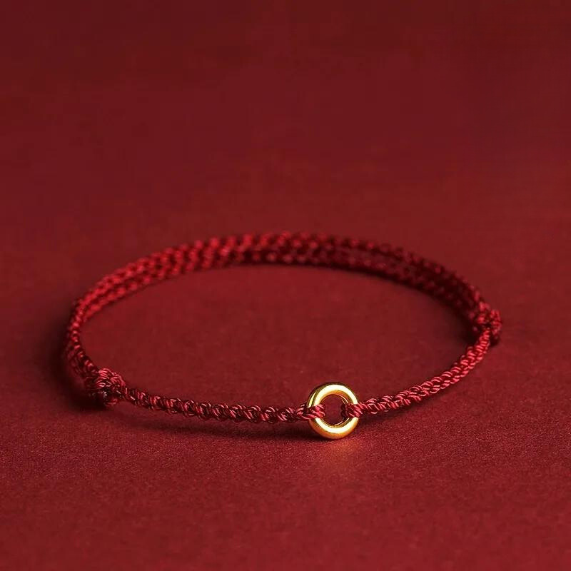 Visning av kabbalah armbandets knytning och röda tråd
