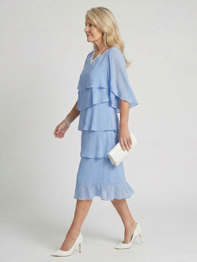 Bekväm och elegant damklänning i midi-längd med trendiga volanger