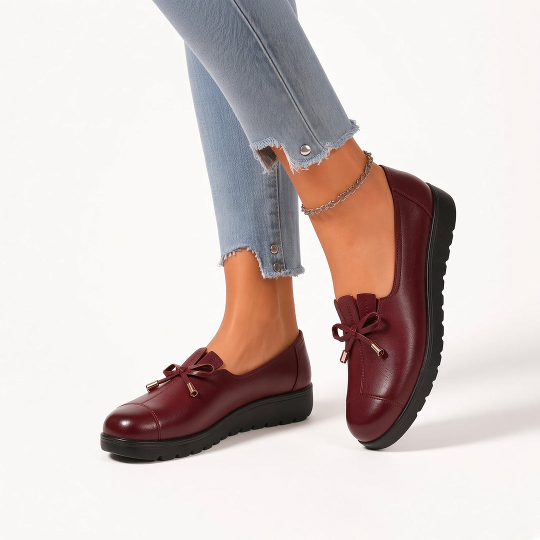 Närbild på beige damloafer som visar det mjuka materialet och sömmarna