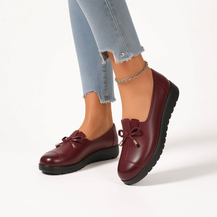 Sylvie dam loafers i burgundy med guldfärgade detaljer