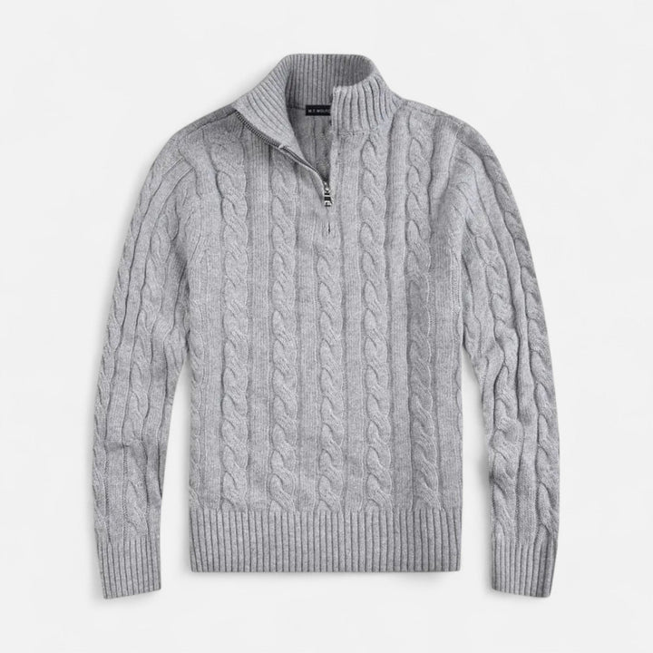 Detaljbild på stickad herrmode-tröja med hög krage och halv-zip
