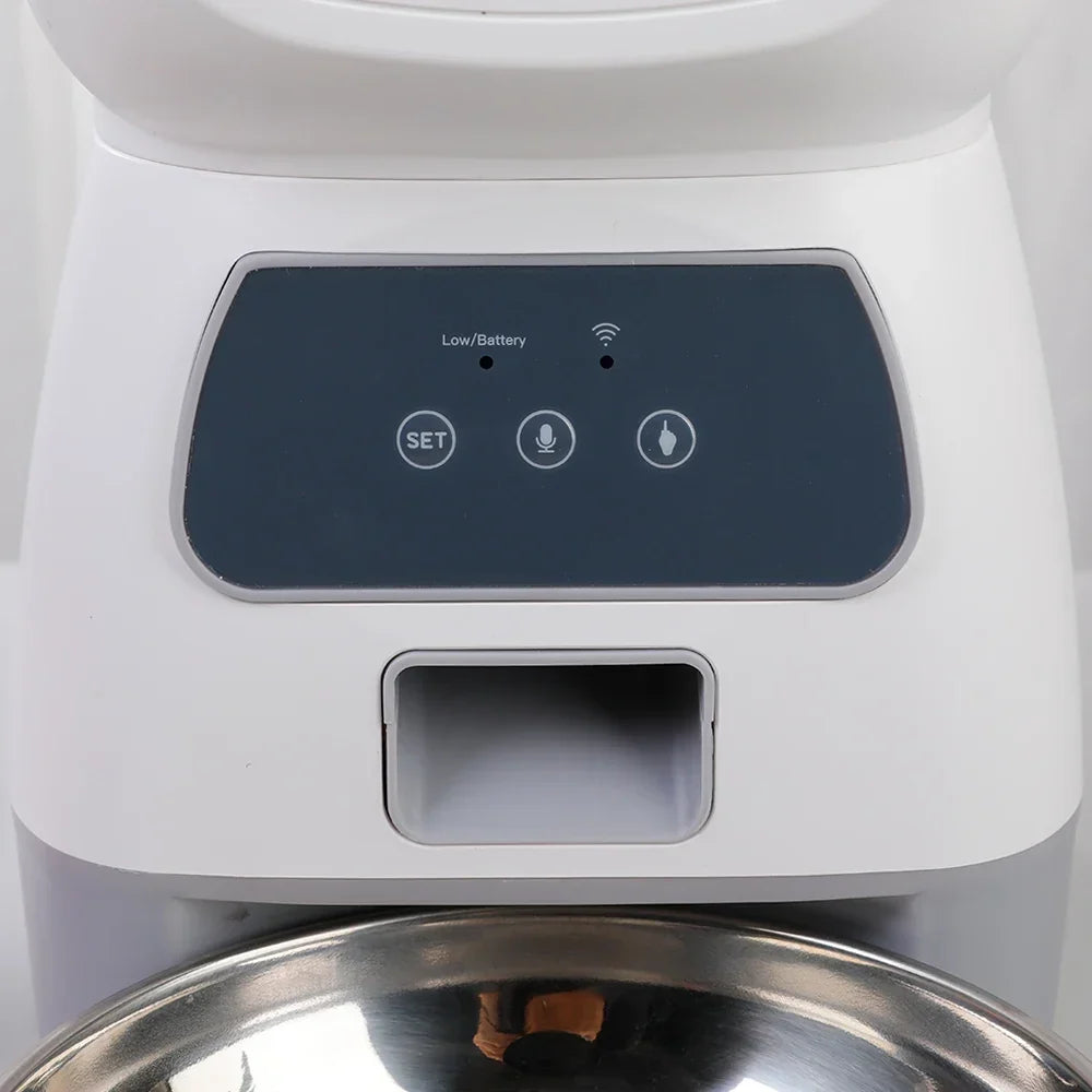 Närbild på kontrollpanelen till automatisk matare