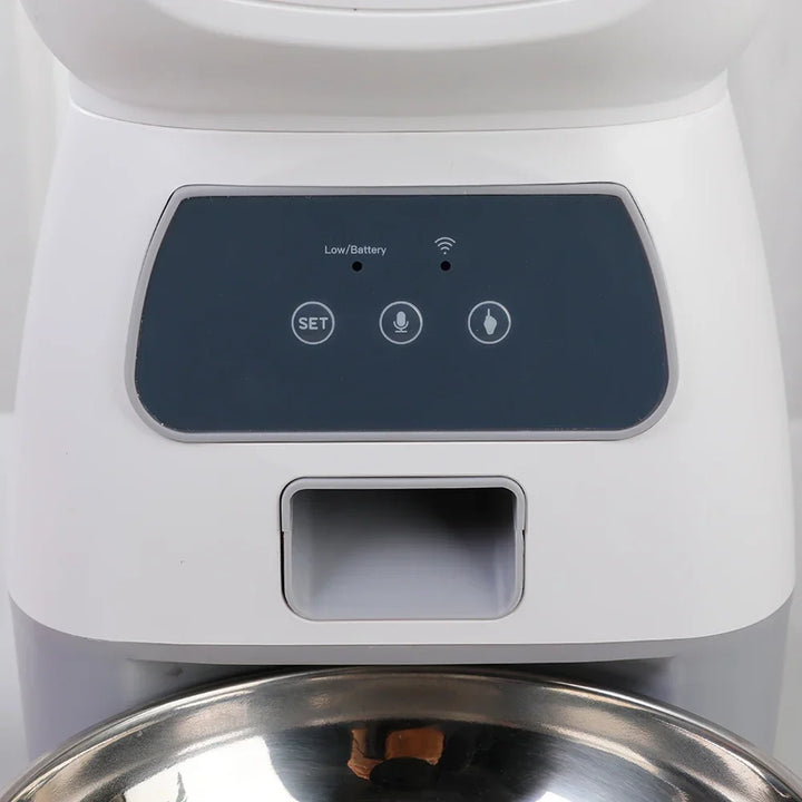 Närbild på kontrollpanelen till automatisk matare