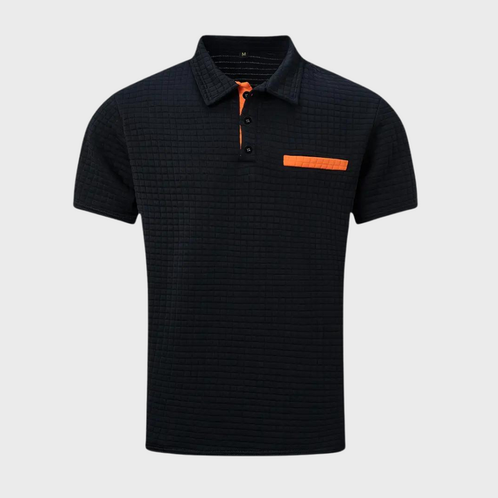 Svart herrpolo med textur och orangea detaljer framifrån
