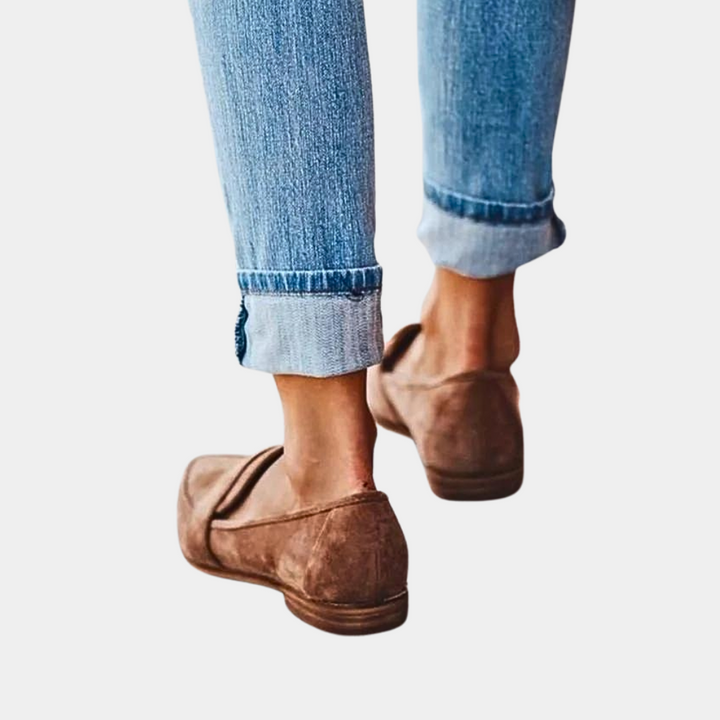 Ovansida av leopardmönstrade slip-on skor för damer