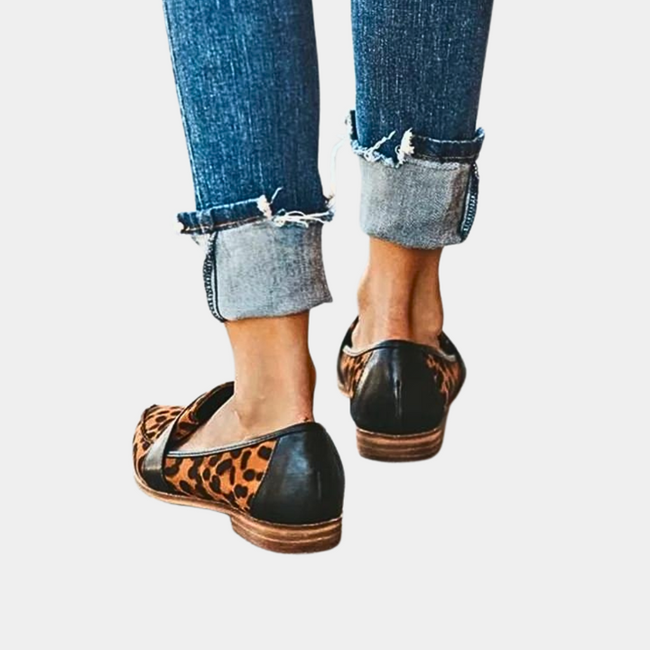 Detaljbild på trendiga loafers för dam med mjuk känsla