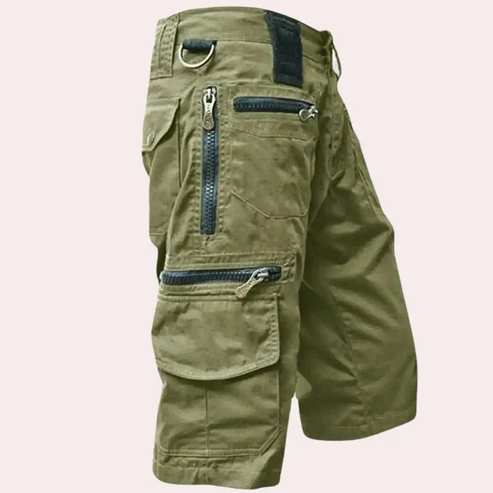 Snygga cargoshorts för herr i sommarmodell med praktiska sidofickor för en komplett fritidsstil.