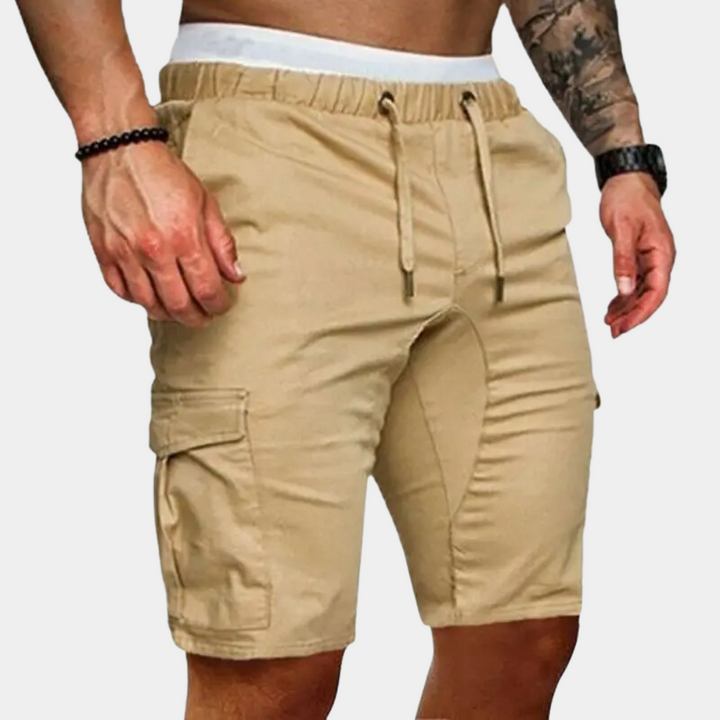 Detaljbild på bekväma sommarshorts med dragsko i midjan för bästa passform