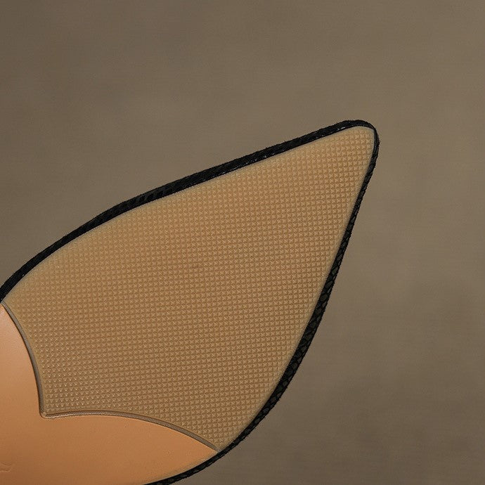 Onyxsvarta damklackskor visade i vinkel med slingback
