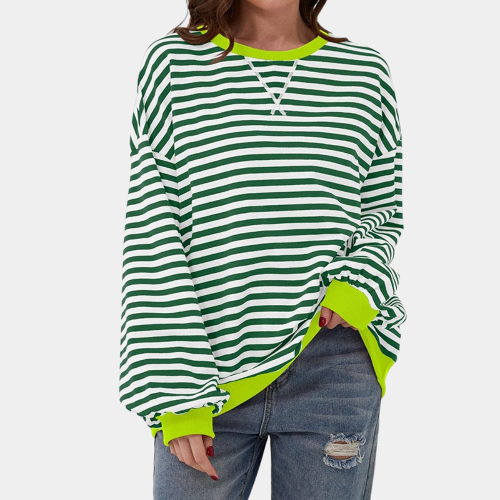 Kvinna i grön och vitrandig oversized långärmad t-shirt