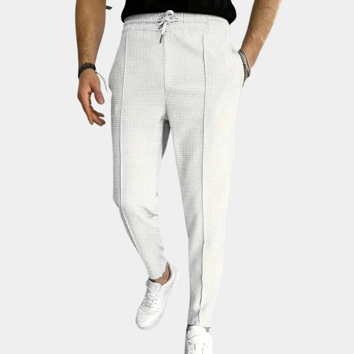 Klassiska vita herrbyxor med slim fit passform och svalt tyg