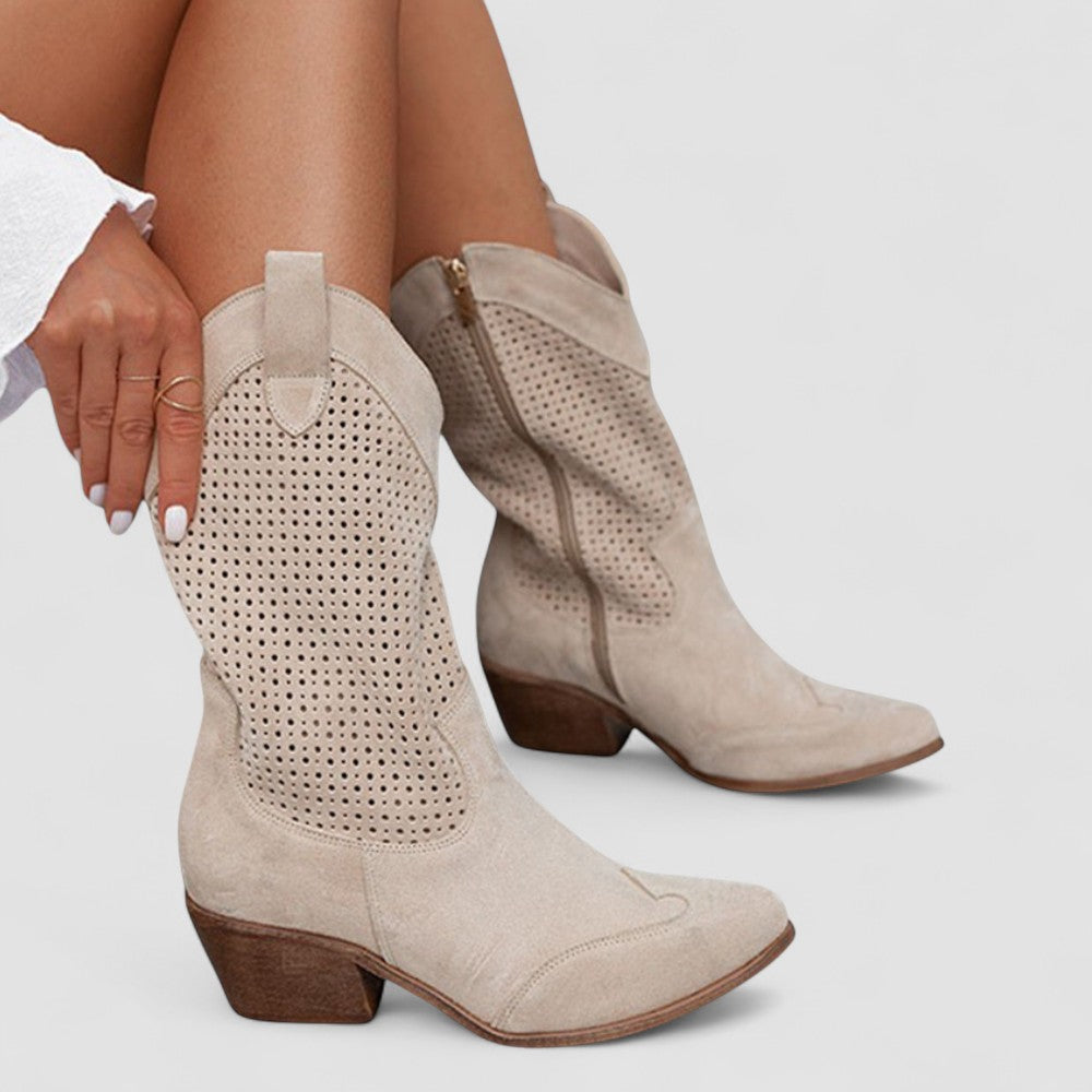 Närbild på eleganta beige westernboots för dam