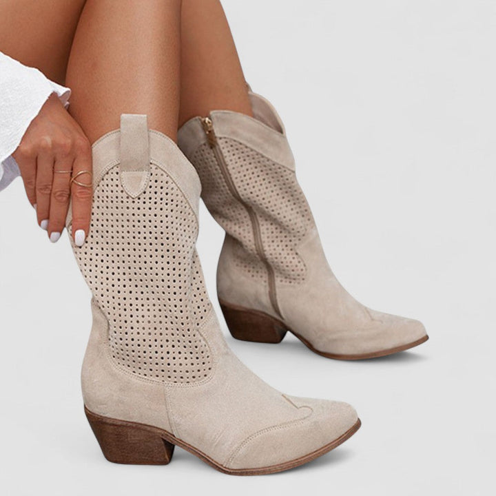 Närbild på eleganta beige westernboots för dam