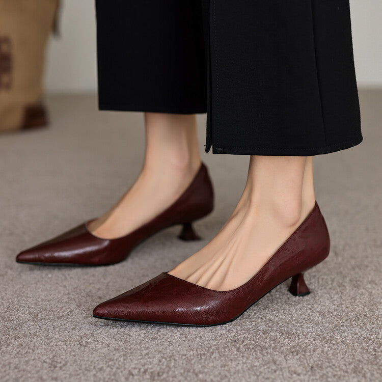 Detaljbild på klack och yttersula för svarta lackpumps