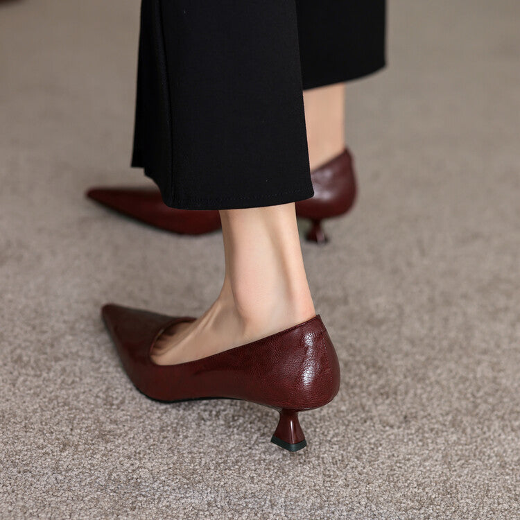 Klassiska svarta pumps med låg klack uppställda i studiomiljö