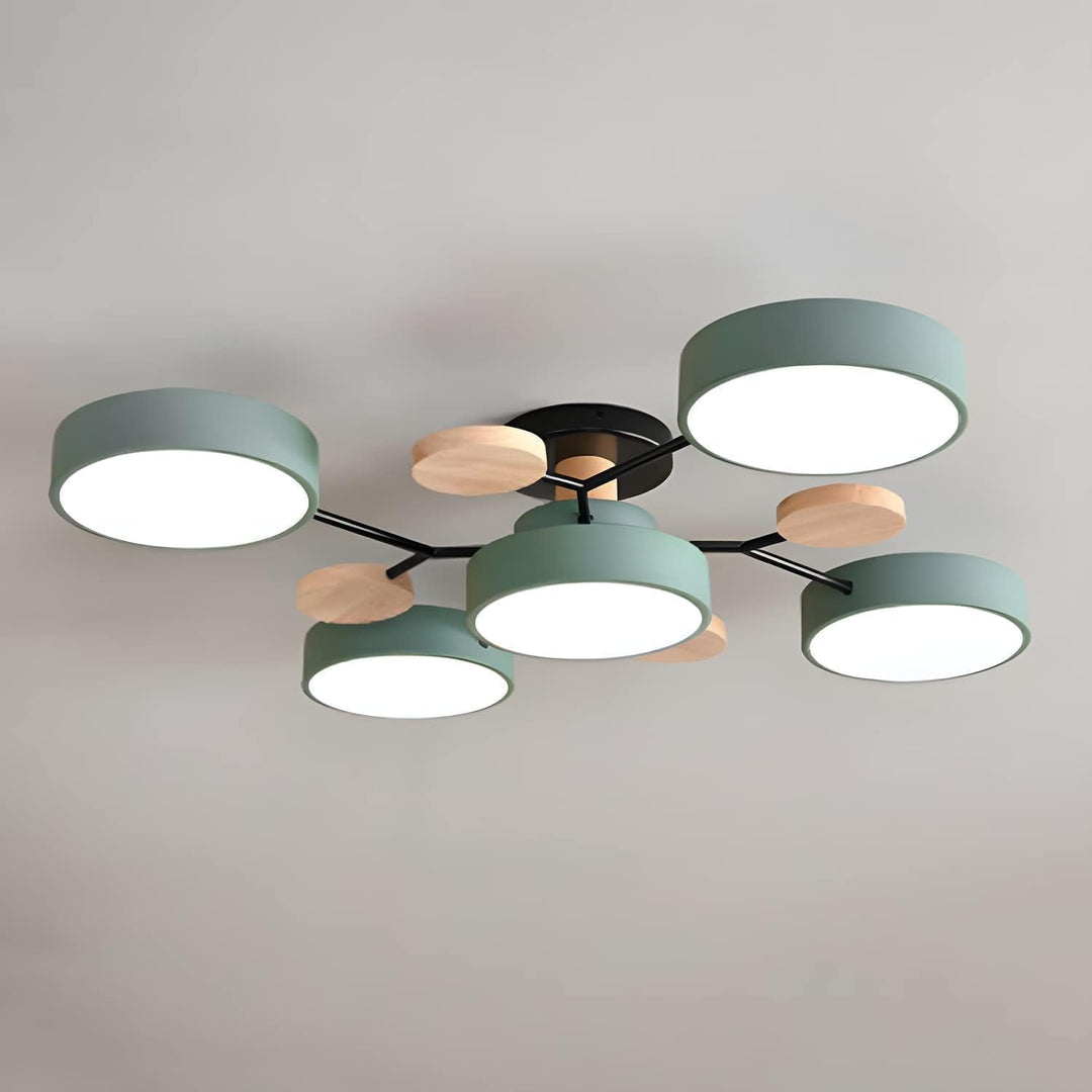 Grön modern rund LED taklampa med fem lampor monterad i taket