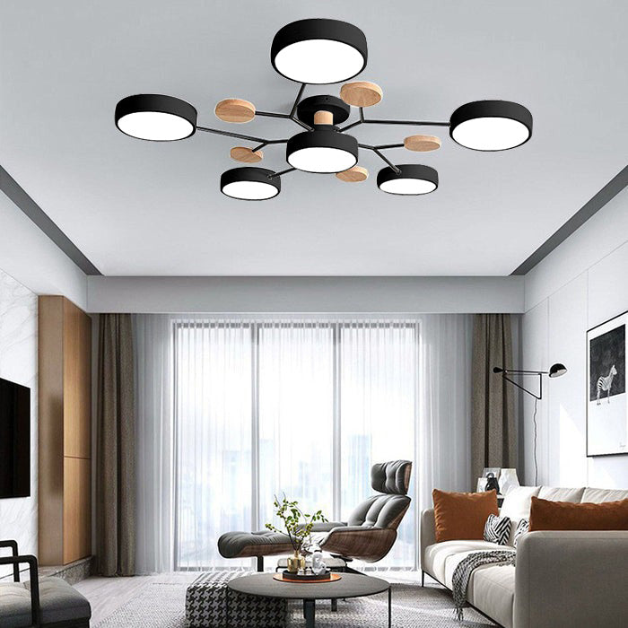Svart designad taklampa med LED i ett modernt vardagsrum med soffa