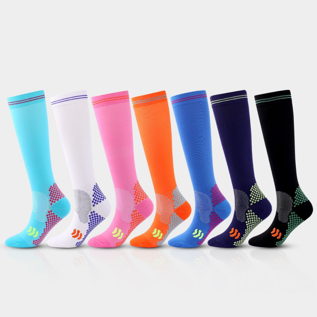 Olika färger av högkompressionsstödsockor uppställda på rad.