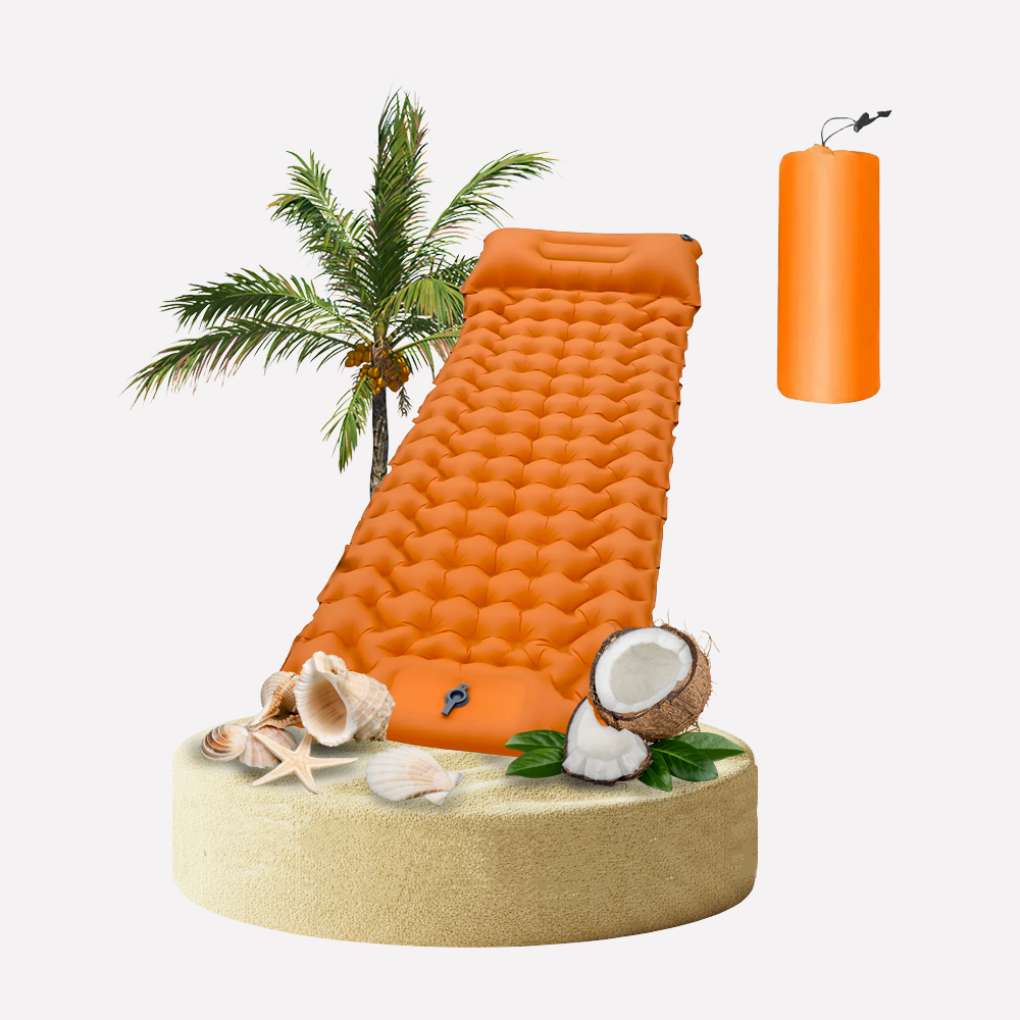 Orange sovunderlag för camping och friluftsliv mot sandig bakgrund