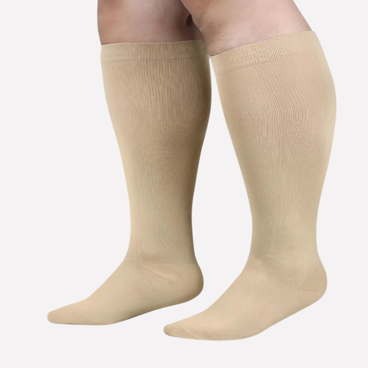 Beige kompressionsstrumpor med graderad tryckprofil på benen