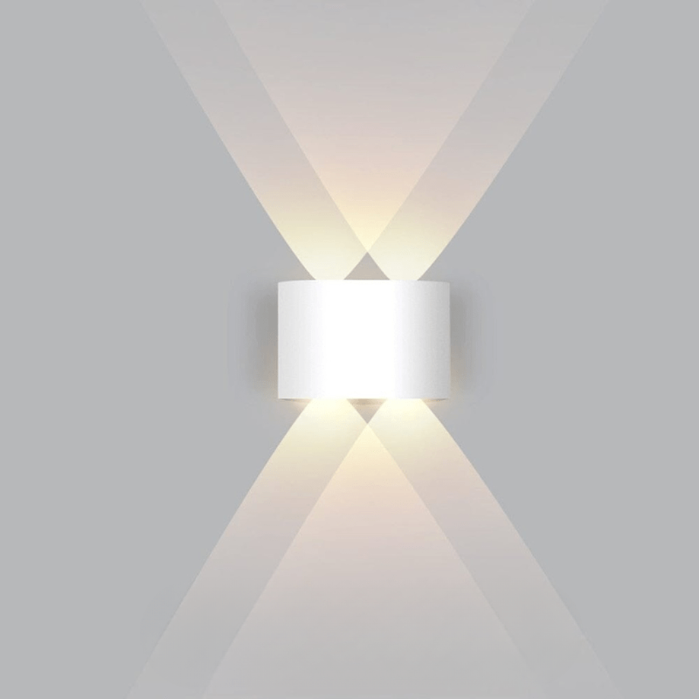 Modern LED utomhusvägglampa i stilren design för fasad och entré i kvällsljus