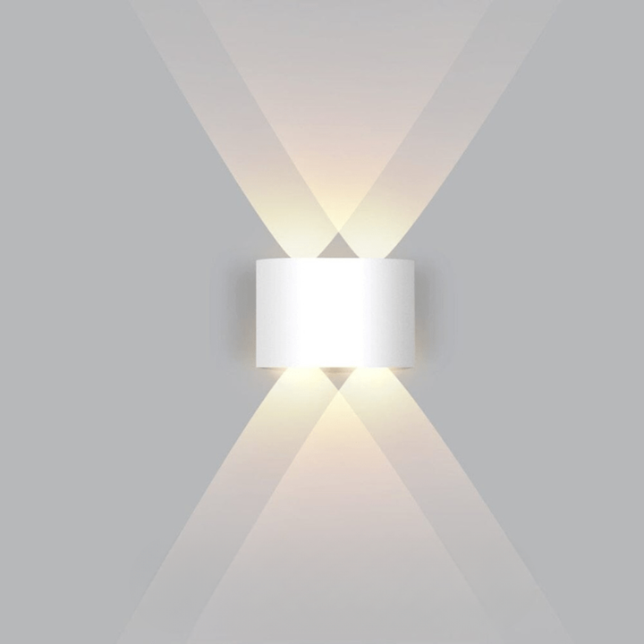 Modern LED utomhusvägglampa i stilren design för fasad och entré i kvällsljus