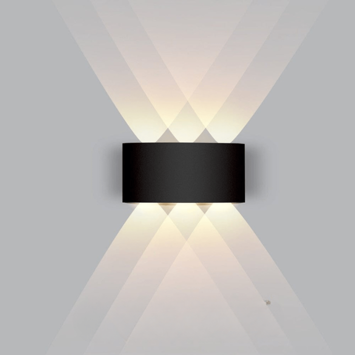 Närbild på den svarta fasadbelysningen med integrerad LED för uteplats och balkong