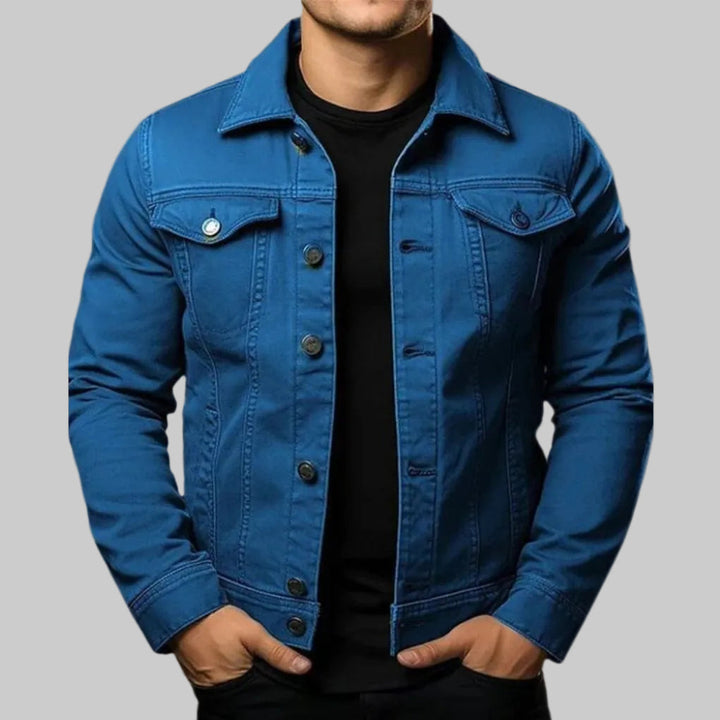 Klassisk denimjacka för män i traditionell blå färg, perfekt vardagsjacka