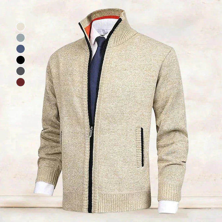 Närbild på beige cardigan för män med färgval i ett hörn